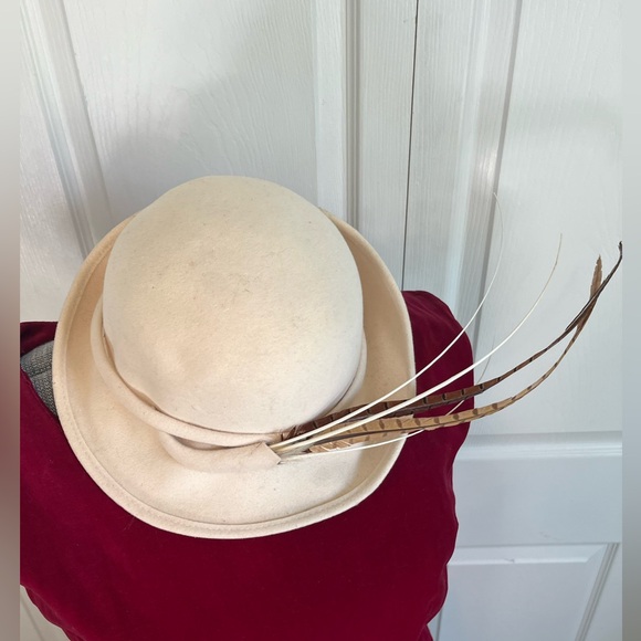 Elegant Cream Mr John Vintage Wool Felt Hat with Pheasant Feather Detail - Picture 7 of 9